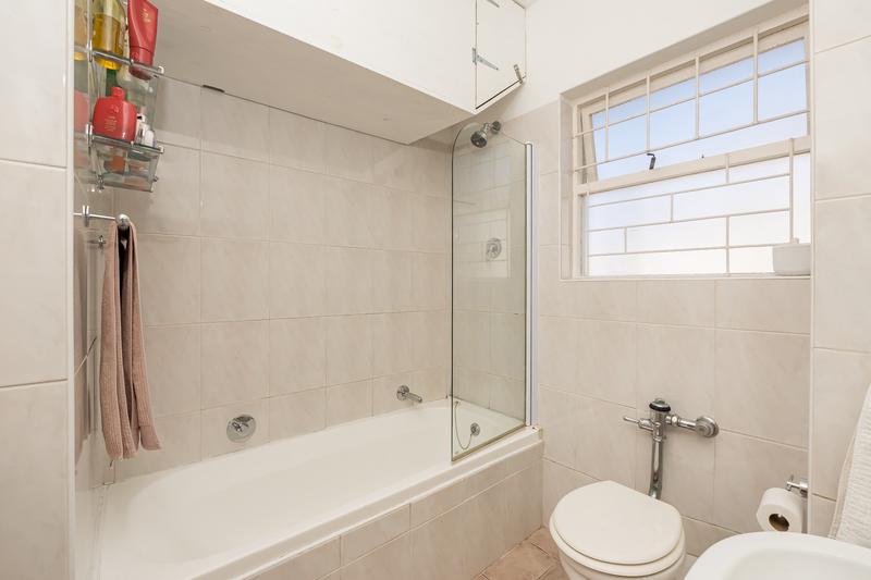 To Let 1 Bedroom Property for Rent in Sea Point Western Cape